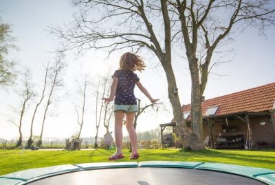 trampolina-v-zahrade